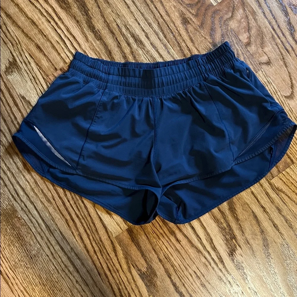 Lululemon 2.5 Hotty Hot Shorts - Picture 1 of 3
